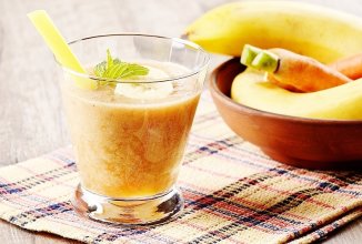 Смузи Банан + яблочный сок + морковь + лимон.