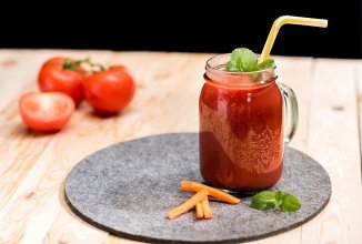 Смузи Морковь + помидоры + сельдерей + оливковое масло + соль + перец.