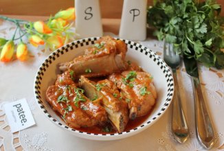 Свиные ребрышки в красном соусе