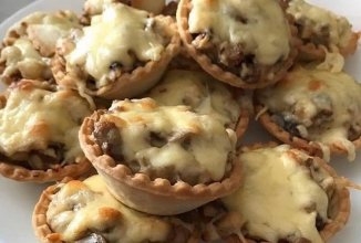 Тарталетки с курицей и грибами
