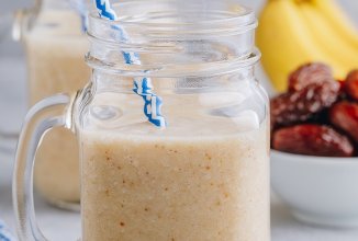 Смузи Миндаль + финики + мед + корица + мята.