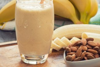 Смузи Банан + миндаль + корица + соль.