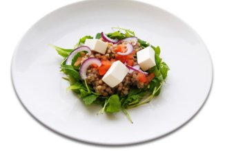 Гречневый салат с фетой и томатами