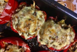 Фаршированный 🫑 мясом куриной грудки и шампиньонами.