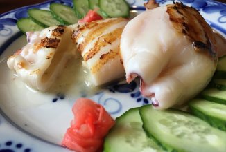 Кальмары фаршированные сыром бри.