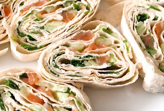 Рулет из лаваша с огурцом,  воротным сыром и семгой