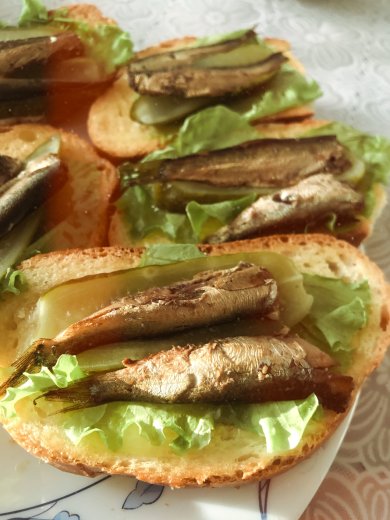 Бутерброды со шпротами - Шаг 1