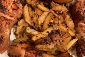 Жаренная картошка с мясом и квашеной капустой