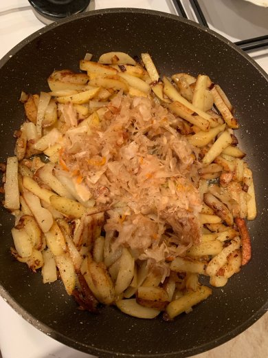 Жаренная картошка с мясом и квашеной капустой - Шаг 4