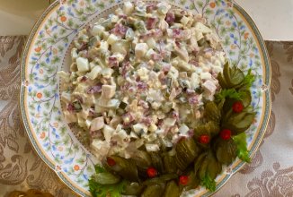 Новогодний новый зимний салат и его оформление