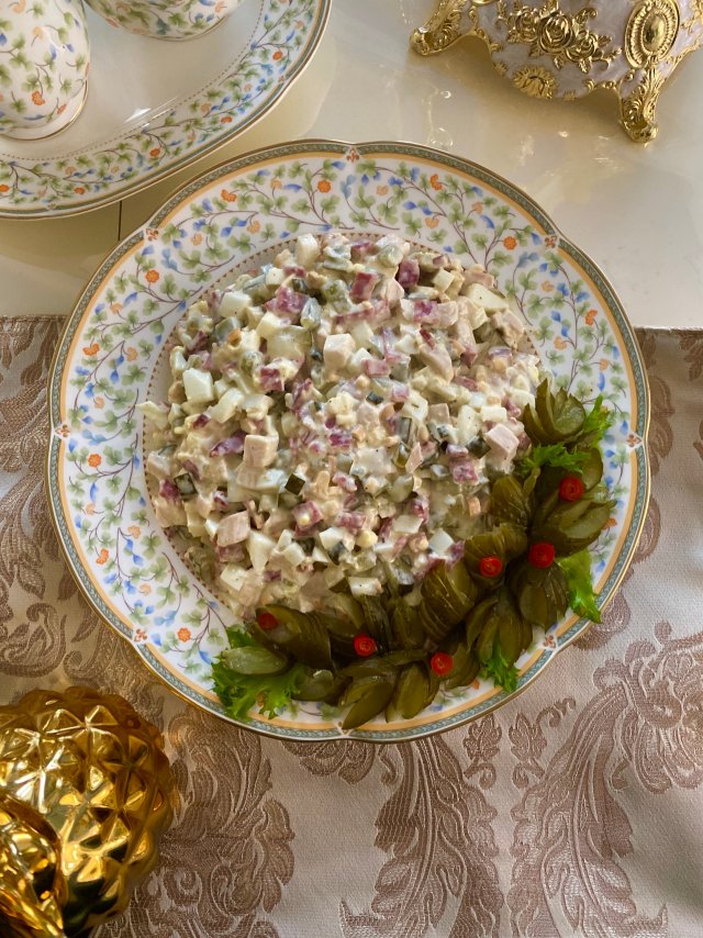 Новогодний новый зимний салат и его оформление