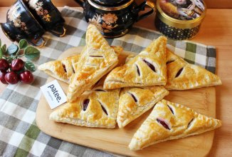 Слоеные пирожки с вишней