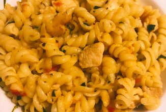 Паста с курицей и чесноком