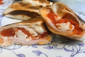 Ролл из тортильи на завтрак