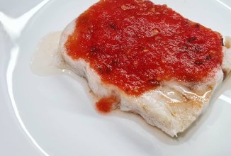 Оварной минтай в пряном томатном соусе