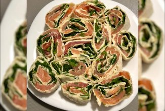 Рулетики из лаваша с сёмгой и ветчиной