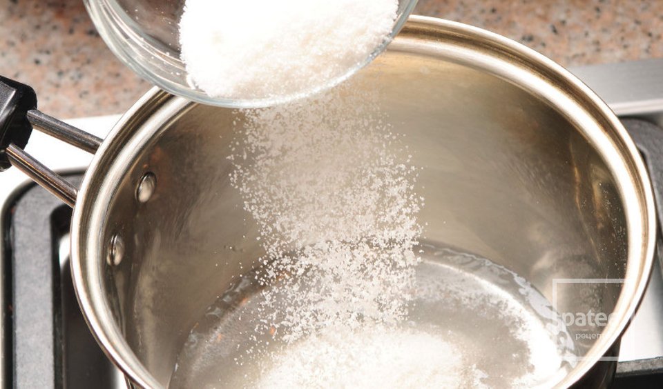 Почему в горячей воде сахар растворяется быстрее