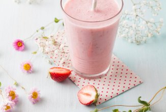 Клубничный смузи.