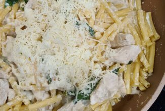 Паста с курицей в сливочном соусе с базиликом