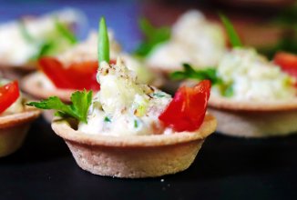 Сырный паштет из цукини с миндалем в тарталетках