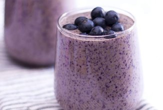 Фруктовый смузи с черникой.