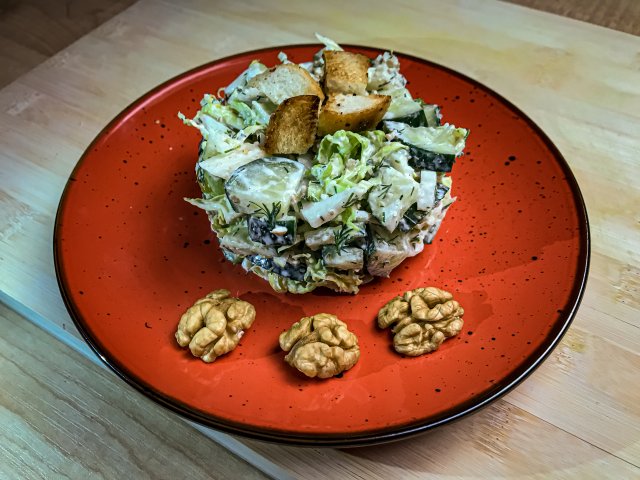 Салат с пекинской капустой и орехово-сметанным соусом