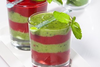 Фруктовый смузи с клубникой и яблоками.