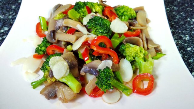 Салат с грибами и брокколи за 15 минут