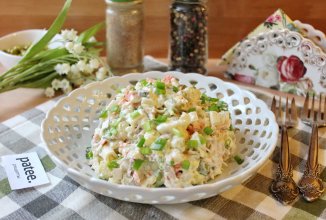 Салат "Оливье" с курицей и крабовыми палочками