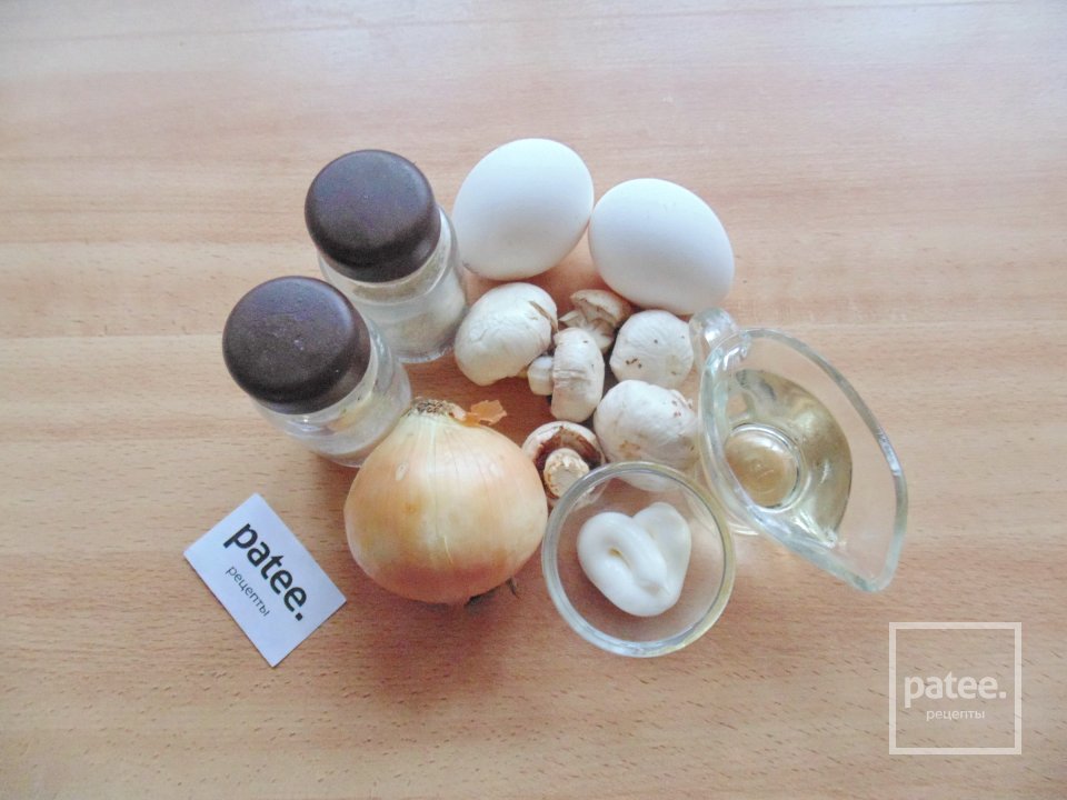 Яйца фаршированные луком и грибами - Шаг 1