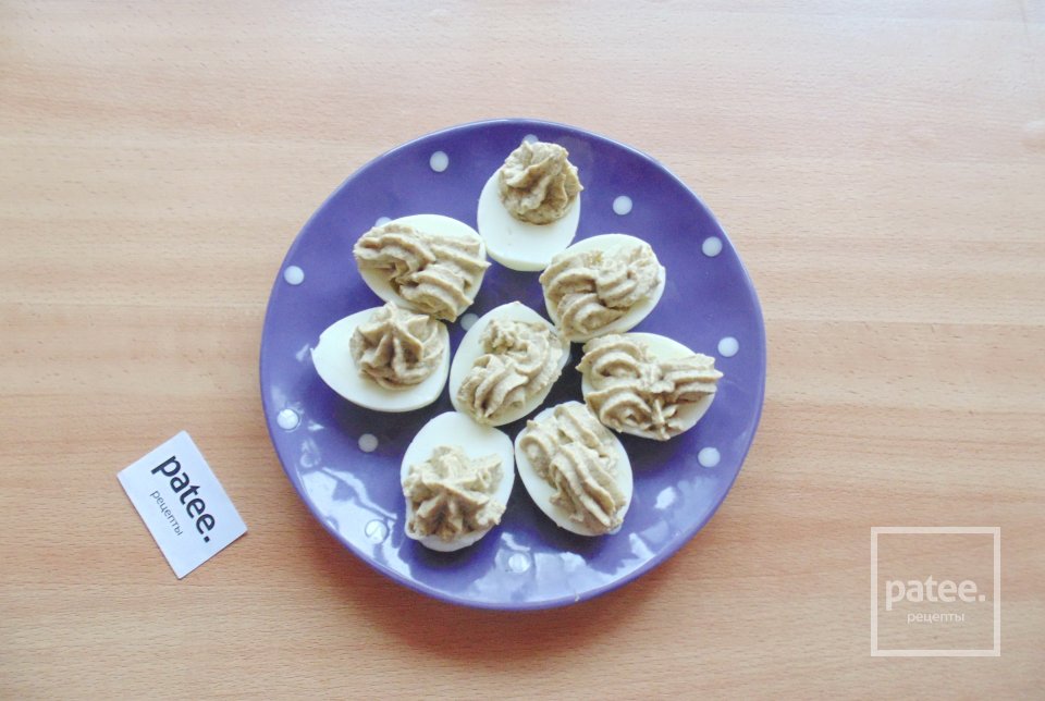 Яйца фаршированные луком и грибами - Шаг 9
