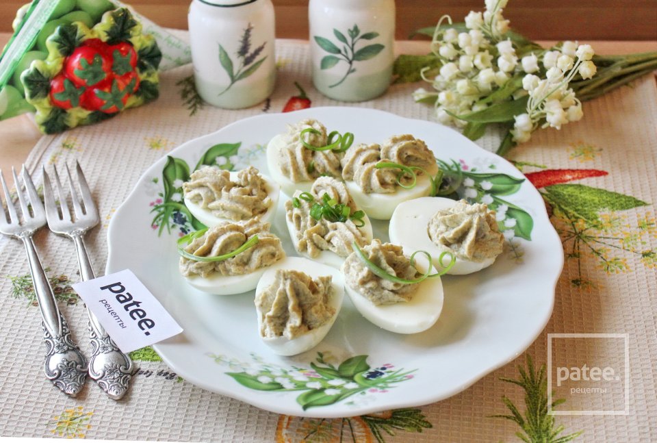Яйца фаршированные луком и грибами - Шаг 10
