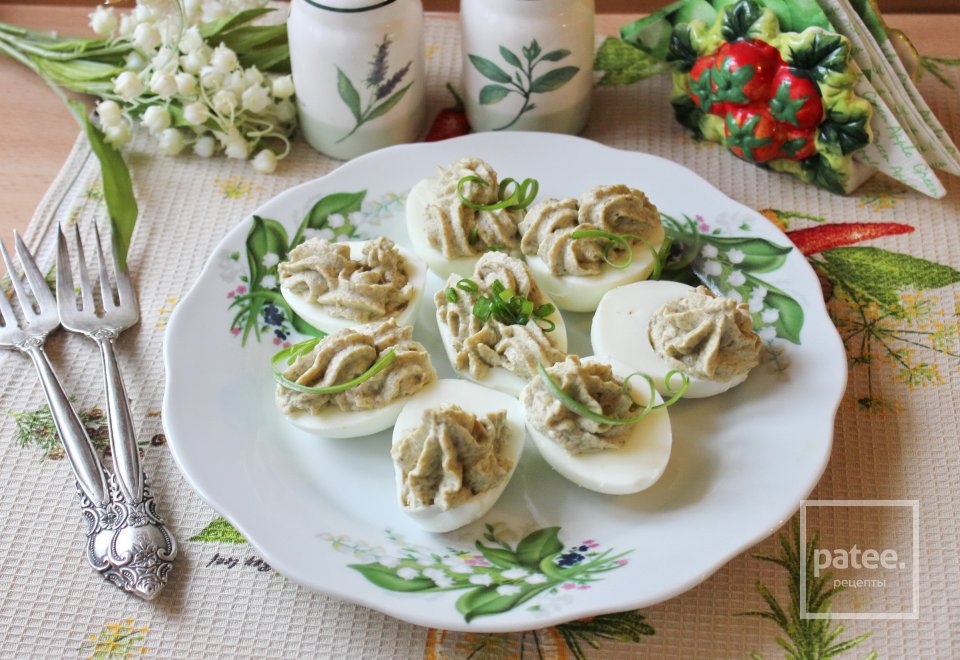 Яйца фаршированные луком и грибами - Шаг 11