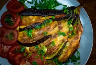 Фаршированные баклажаны с сыром веером.