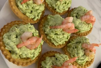 Тарталетка с авокадо, сыром и креветкой