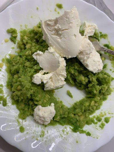 Тарталетка с авокадо, сыром и креветкой - Шаг 2