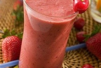 Смузи из клубники и черешни.