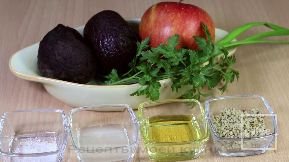 Салат из свеклы с яблоком и орехами за 5 минут - Шаг 1
