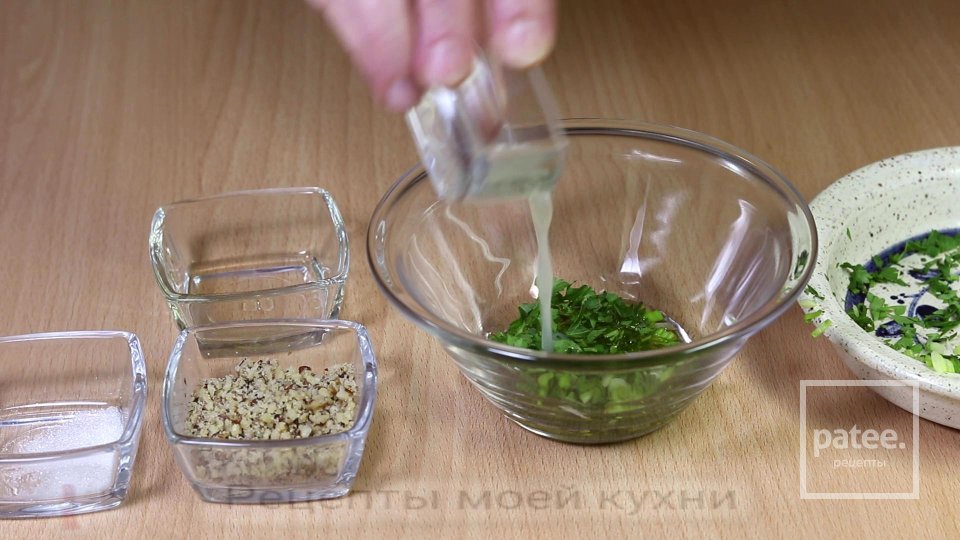 Салат из свеклы с яблоком и орехами за 5 минут - Шаг 3