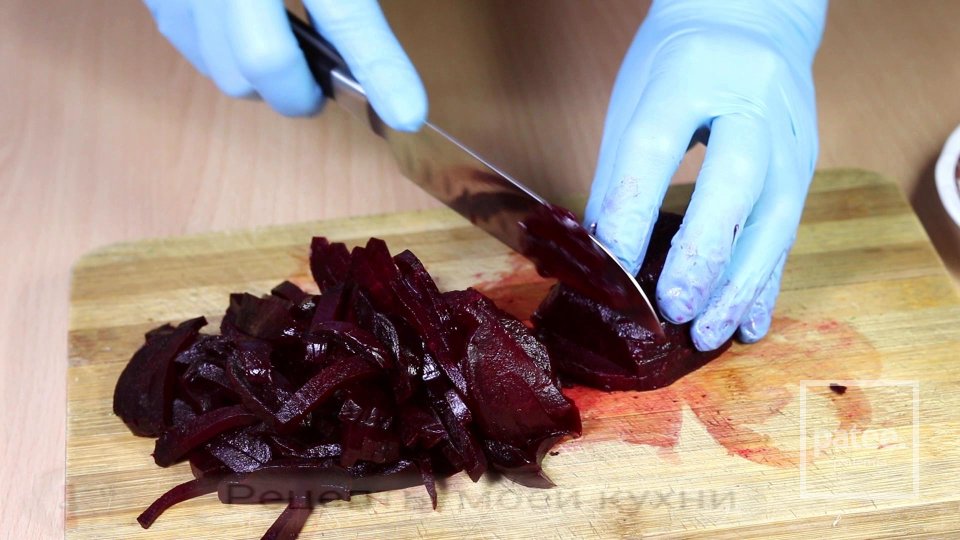 Салат из свеклы с яблоком и орехами за 5 минут - Шаг 4