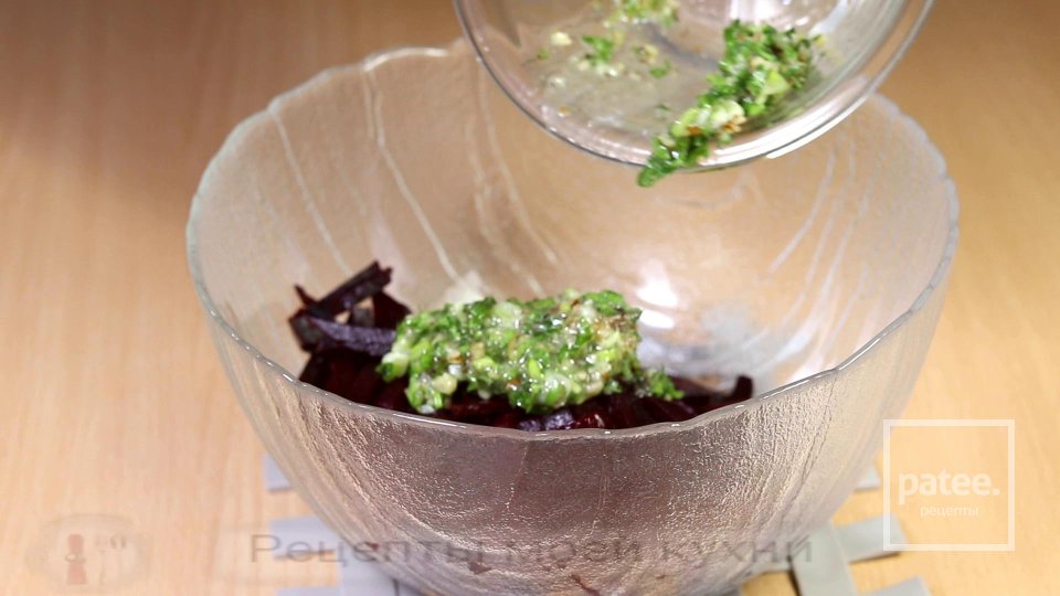 Салат из свеклы с яблоком и орехами за 5 минут - Шаг 5