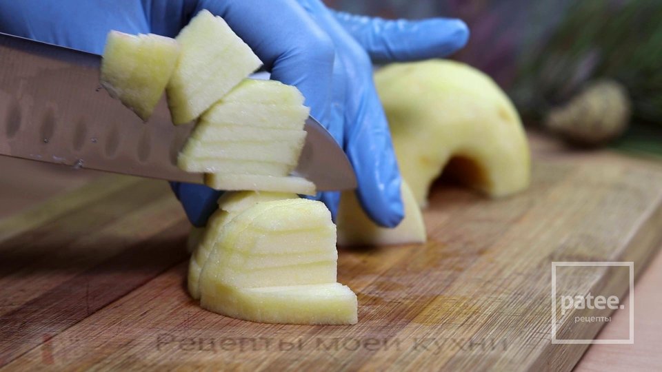 Салат из свеклы с яблоком и орехами за 5 минут - Шаг 6