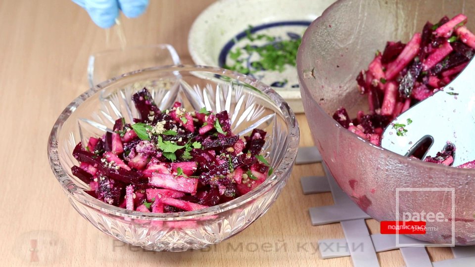 Салат из свеклы с яблоком и орехами за 5 минут - Шаг 8