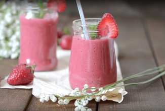 Клубничный смузи.