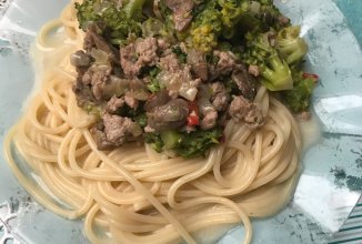 Спагетти с брокколи в сливочном соусе.