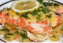 Семга, запечённая с картофелем под сметанном соусе