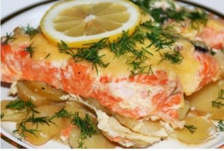 Семга, запечённая с картофелем под сметанном соусе