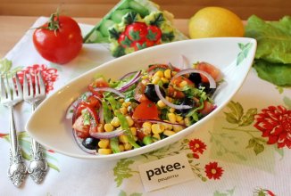 Салат с кукурузой и помидорами