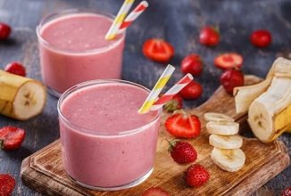 Смузи Клубника + банан + растительное молоко.