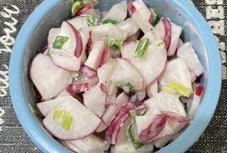 Салат из редиса с зелёным луком